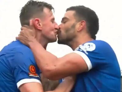 Ποδοσφαιριστές στην Αγγλία φιλήθηκαν στο...