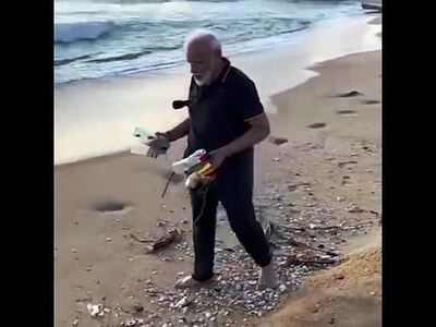 Ο Ινδός πρωθυπουργός μαζεύει πλαστικά σκουπίδια