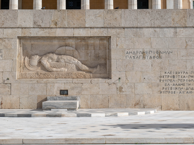 Αντιδράσεις με φόντο τον Άγνωστο Στρατιώτη