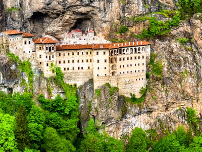 Συρρέουν οι προσκυνητές στην Παναγία Σουμελά 