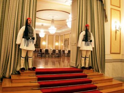 Σφυρίδα και γαρίδες στο επίσημο δείπνο γ...