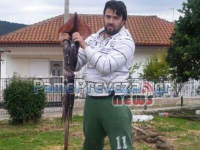 Πρέβεζα: Τεράστιο καλαμάρι έπιασε ερασιτ...