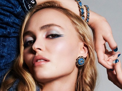 Ωρα για μπλε μάσκαρα; Η Chanel beauty εμ...