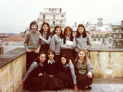 Στην περίφηµη ταράτσα το Αρσακείου οι: Ι...