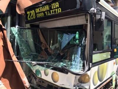 Λεωφορείο έπεσε σε καφετέρια και τραυμάτ...