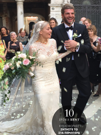 Το ζευγάρι αναχωρώντας από την εκκλησία