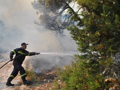 Μεγάλη πυρκαγιά στη Φέριζα Καλυβίων, κον...