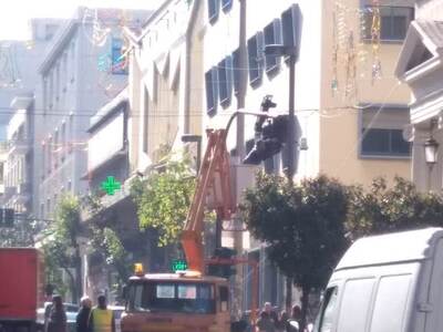 "Στραβώνουν" τα φανάρια της Κο...