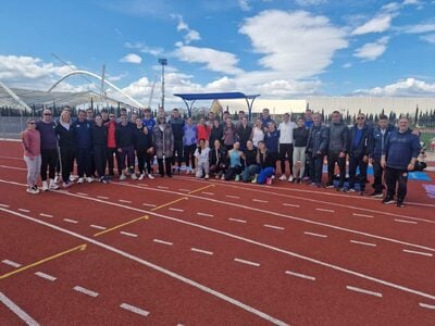 Η Σοφία Σακοράφα με τις ομάδες σκυταλοδρ...