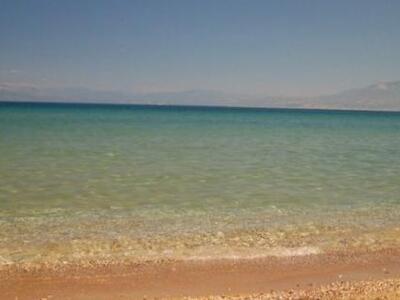 Αχαϊα: Γέμισε σκουπίδια η παραλία των Νι...