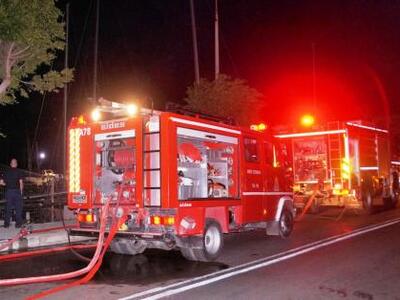 Μαίνεται η φωτιά στην Κερατέα, νύχτα αγω...