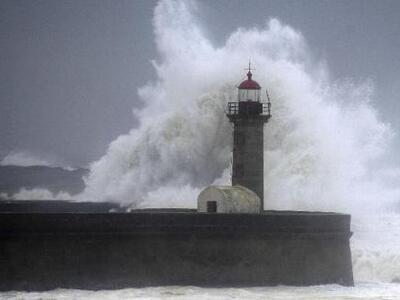 Γιγαντιαία κύματα στις ακτές του Ατλαντι...