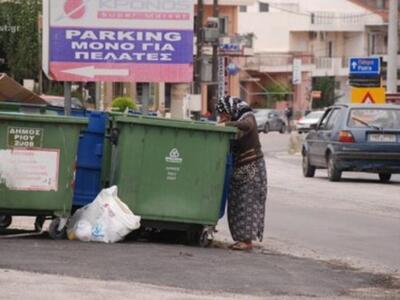 Πάτρα: Ψάχνουν φαγητό στους κάδους απορρ...