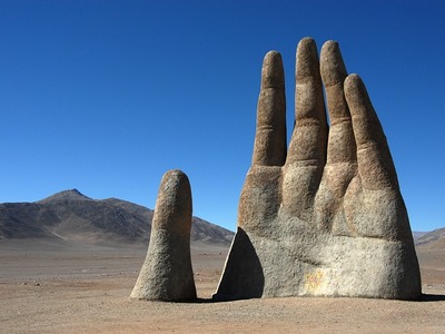 Το «Χέρι της Ερήμου»: Ένα γλυπτό -φάντασ...