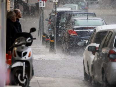 Βροχερή και "φθινοπωρινή" Πέμπ...