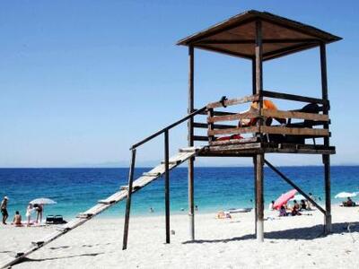 Ναυαγοσώστης έσωσε από βέβαιο πνιγμό λου...