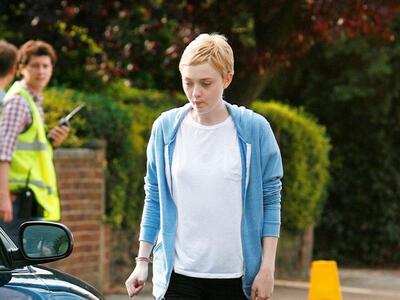 Η Ντακότα Φάνιγνκ με κοντό μαλλί 