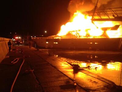 Σκάφος στην μαρίνα του Αγ. Κοσμά, τυλίχθ...