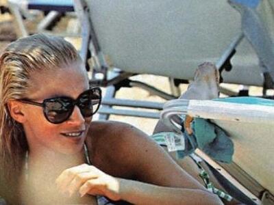 Η Νάντια Μπουλέ με το μαγιό της στην παραλία