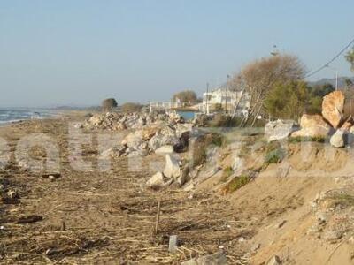 Ηλεία: Τοποθέτησαν βράχους στην παραλία ...