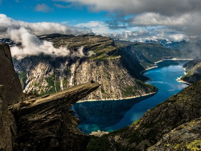 Trolltunga: Πεζοπορία στον πιο επιβλητικ...
