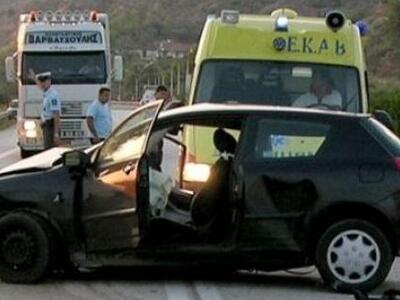 Τροχαίο με εγκλωβισμένες μάνα και κόρη σ...