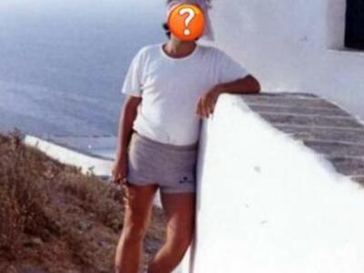 Υπουργός με κοντό σορτς και ροζ μαντήλι ...