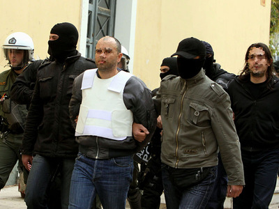 Έκαψαν το Ι.Χ. του Μαζιώτη για να εξαφαν...