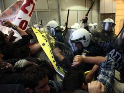 Διαδηλωτές και ΜΑΤ στη Βουλή και το Υπου...