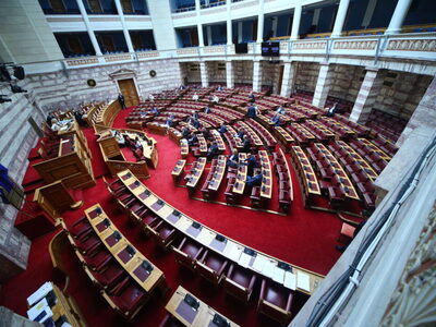 Βουλή: Η στιγμή που χτυπά το 112 στα κιν...