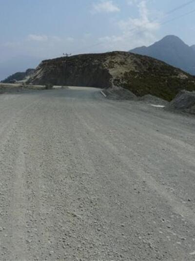 Η οδός Ακρωτηρίου, στο βάθος ο Ομπλός