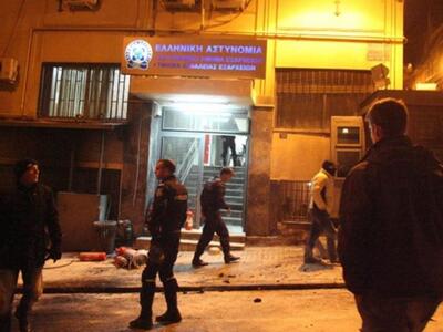 Εξάρχεια: Μολότοφ στο Αστυνομικό Τμήμα τ...