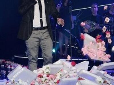 Γέμισαν την πίστα λουλούδια οι θαυμαστές του…