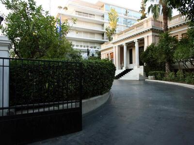 Μαξίμου: Να επιστρέψουν τα αποθεματικά σ...