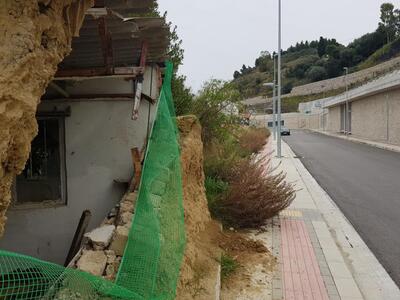 Ένα σπίτι κομμένο στα δύο, στέκει πάνω σ...