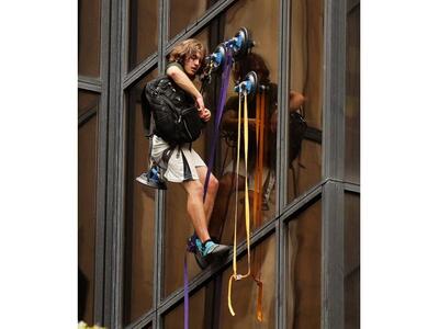 Υποστηρικτής του Τραμπ σκαρφάλωσε με βεν...