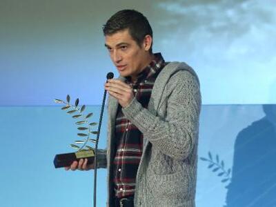 Ο Σπύρος Γιαννιώτης «κολυμπάει» στα βραβεία