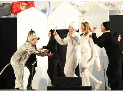 Τρεις παραστάσεις της "Τελευταίας μ...