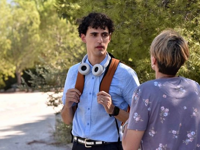 “Το παιδί”: Η νέα μαύρη κωμωδία που μιλά...