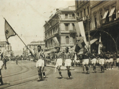 Η σημαία του συλλόγου, ψηλά, κατά την πα...