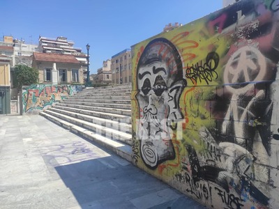 Πάτρα: Πλίνθοι και κέραμοι στην  πλατεία...