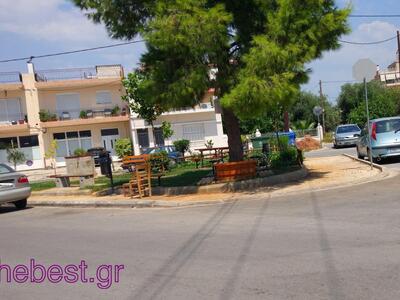 Mια μικρή πλατεία φωτεινό παράδειγμα για...