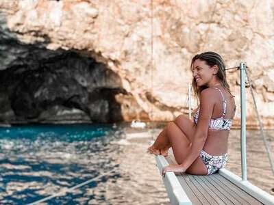 Η Αθηνά Οικονομάκου ποζάρει topless στην παραλία