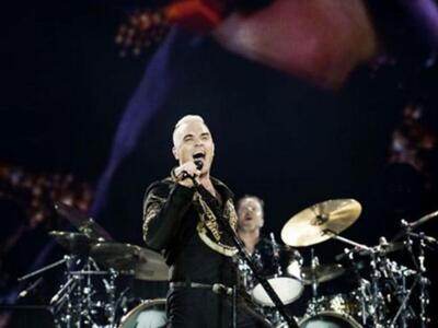 Η πρώτη εμφάνιση του Robbie Williams μετ...