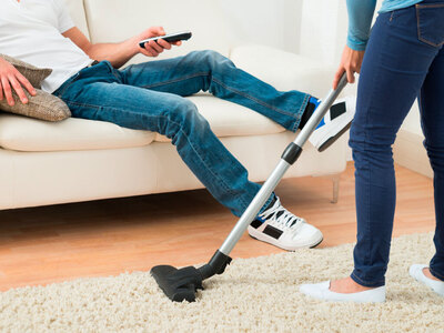 Απλήρωτη εργασία: Πόσες ώρες αφιερώνουν ...