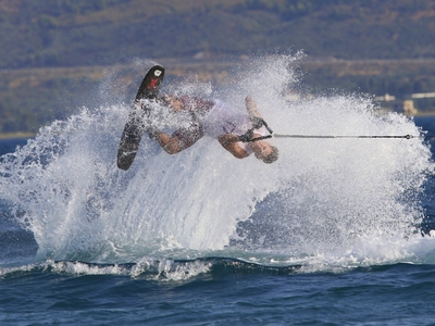 Water Skiing-Wakeboard: Κατάλληλόν δι' ανηλίκους!