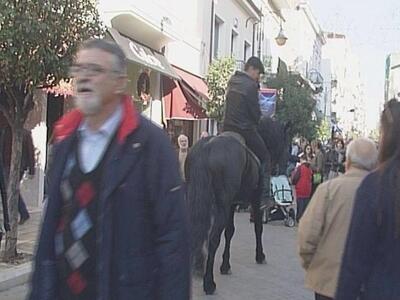 Πάτρα: Με το άλογο στη Ρήγα Φεραίου