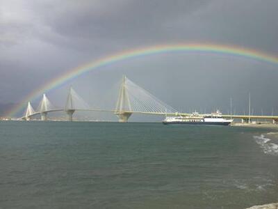 To oυράνο τόξο, αγκάλιασε τη γέφυρα Ρίου-Αντιρρίου