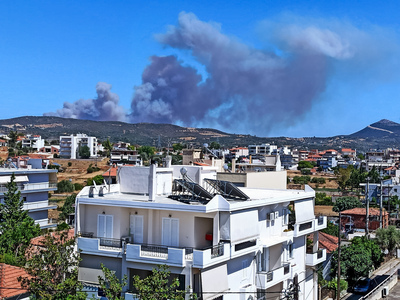 Φωτιά στην Εύβοια: Καίει κοντά σε σπίτια...