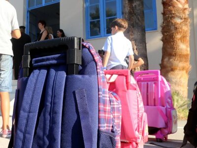 Εξετράπη ταξί που πήγαινε μαθητές δημοτι...